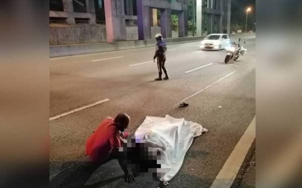 Hasil siasatan awal dipercayai mangsa terbabas lalu terjatuh ke atas jalan raya sebelum meninggal dunia dalam kejadian di KM1.6 Lebuhraya Damansara-Puchong menghala Damansara pada Ahad.