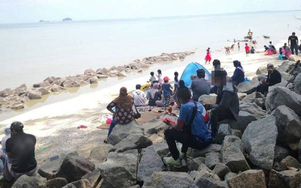 Orang ramai mengunjungi Pantai Remis Jeram, Kuala Selangor pada Khamis.