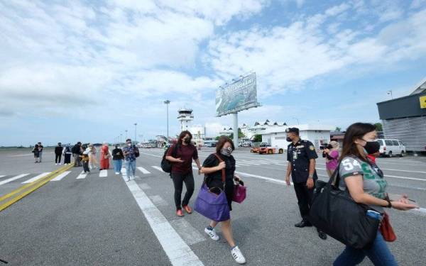 Pelancong mula tiba di Lapangan Antarabangsa Langkawi pada Khamis. Foto Bernama