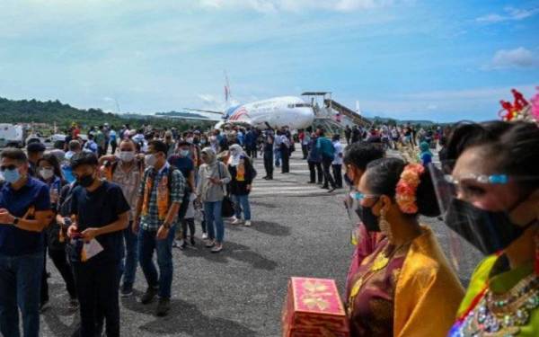 Langkawi menerima 3,200 pelancong pada hari pertama pelaksanaan projek rintis gelembung pelancongan. Foto AFP