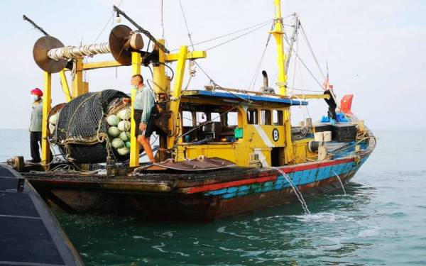 Bot pukat tunda yang dikendalikan dua kru ditahan selepas didapati melanggar syarat sah lesen. Foto: Ihsan Maritim Perak.