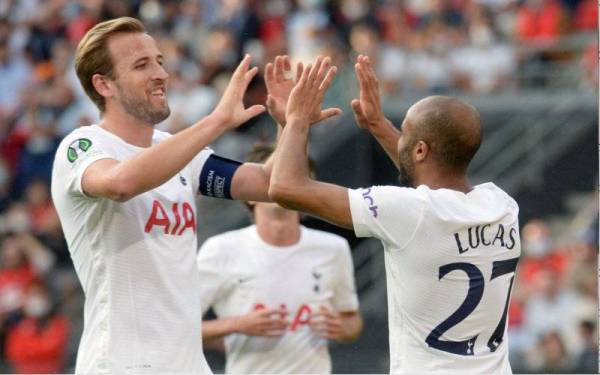 Moura pencetus gol pertama Tottenham meraikan gol pertama bersama kapten Spurs, Harry Kane ketika menentang Rennes dalam aksi kumpulan Liga Konferensi Eropah. - Foto UEFA Europa Conference League