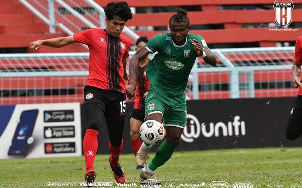 Aksi antara Kuching City FC dan TFC II di Stadium Majlis Bandaraya Pasir Gudang petang tadi. -Foto Kuching City FC