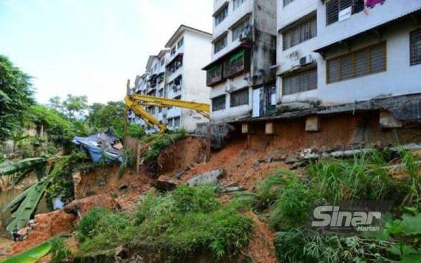 Runtuhan berlaku melibatkan tebing dan tanah di sebuah blok Rumah Pangsa Sri Cempaka. - Foto MOHD HALIM ABDUL WAHID