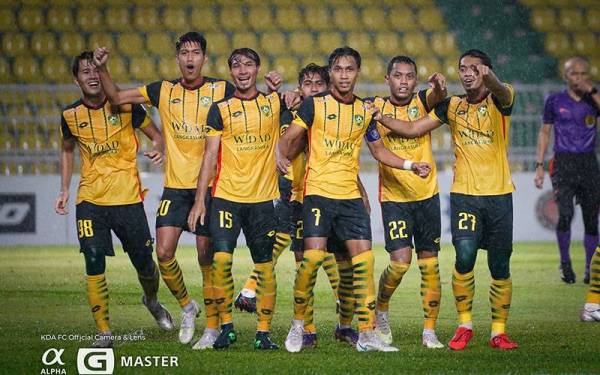 Baddrol (tiga, kanan) bersama pemain Kedah Darul Aman ketika meraikan jaringan semasa perlawanan menentang Terengganu FC di Darul Aman. - Foto Kedah Darul Aman FC