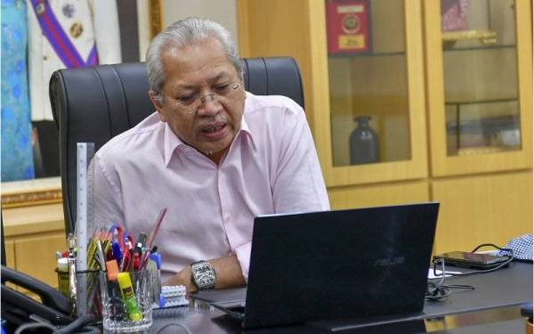 Annuar bersiaran dalam sesi perbincangan menerusi platform Twitter Spaces anjuran Bernama dari pejabatnya di Putrajaya pada Jumaat. - Foto Bernama