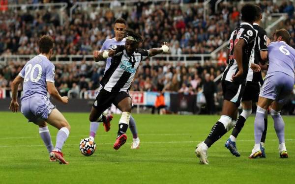 Allan Saint-Maximim merembat untuk gol penyamaan Newcastle United pada perlawanan berkenaan. - Foto The Times