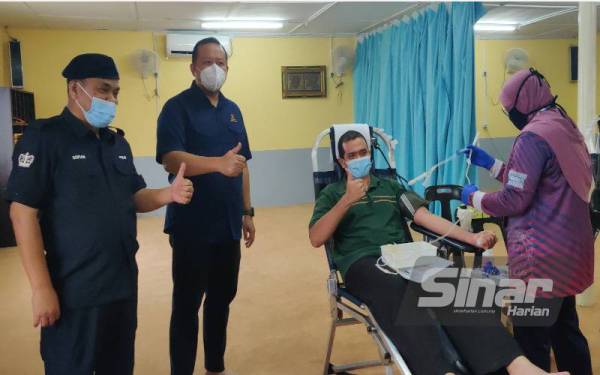 Rizam (dua dari kiri) pada Program Derma Darah DUN Sungai Air Tawar di Pejabat ADUN Sungai Air Tawar, Sabak Bernam pada Sabtu.