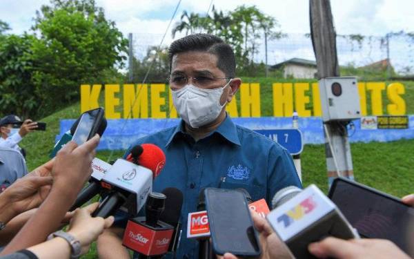 Mohamed Azmin pada sidang media selepas melakukan tinjauan dan lawatan di kawasan kejadian tanah runtuh Jalan Kemensah Heights hari ini. Foto Bernama