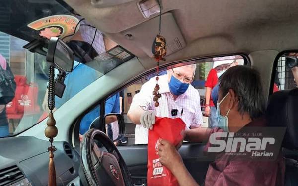 Saifuddin menyampaikan kuih bulan kepada masyarakat Cina secara pandu lalu di Pusat Khidmat Parlimen Indera Mahkota di sini pada Sabtu.