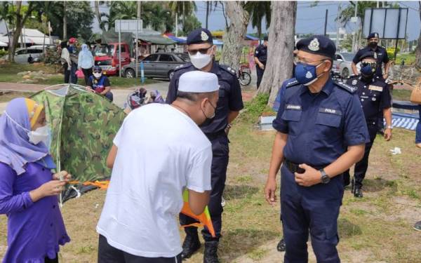 Arjunaidi (kanani) meninjau pematuhan SOP Fasa Dua PPN di Pantai Bagan Lalang, Sepang pada Sabtu.