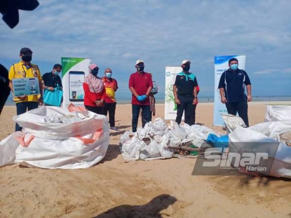 Mohd Zamri (tengah) bersama Pengarah SWCorp Negeri Sembilan, Mohd Zahir (dua dari kanan) bersama sampah yang berjaya dikutip dalam program SWM Environment sempena Sambutan World Clean Up Day 2021 di Pantai Saujana, Batu 4, Port Dickson, pada Sabtu.
Yang Dipertua MPPD, Mohd Zamri Mohd Esa (tengah) bersama Pengarah SWCorp Negeri Sembilan, Mohd Zahir Shari (dua dari kanan) bersama sampah yang berjaya dikutip dalam program SWM Environment sempena Sambutan World Clean Up Day 2021 di Pantai Saujana, Batu 4, Port Dickson, pada Sabtu.
Yang Dipertua MPPD, Mohd Zamri Mohd Esa (tengah) bersama Pengarah SWCorp Negeri Sembilan, Mohd Zahir Shari (dua dari kanan) bersama sampah yang berjaya dikutip dalam program SWM Environment sempena Sambutan World Clean Up Day 2021 di Pantai Saujana, Batu 4, Port Dickson, pada Sabtu.