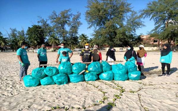 Sebahagian daripada 1,081 tan sampah dikutip oleh sukarelawan di 22 buah kawasan peranginan di Terengganu.