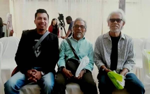 Penulis bersama Latiff Mohidin dan U-Wei Shaari ketika acara 'Latiff Mohidin Rempah Ratus: A Poetry Reading' di Menara Maybank, Kuala Lumpur pada 28 Ogos 2016.