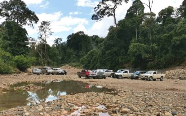 Antara kenderaan yang disita bagi membantu siasatan berhubung pencerobohan kawasan Hutan Simpan Petuang, di Hulu Terengganu tanpa permit, pada Sabtu.- Foto ihsan Jabatan Perhutanan Negeri Terengganu