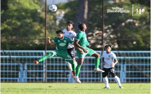 Antara aksi menarik pertemuan Kuching City menentang Terengganu FC II di Pasir Gudang. FOTO: Terengganu FC II.