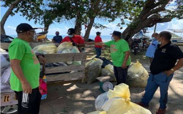 Ab Hamid melihat 700kg sampai yang berjaya di kutip di dua pantai di daerah Kuantan.