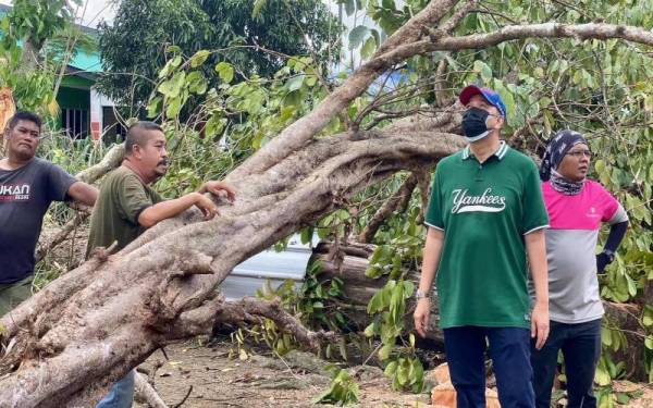 Johan (dua dari kanan) melawat kawasan pokok tumbang akibat dipukul ribut.