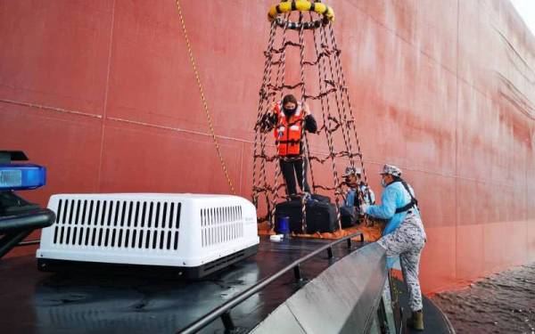 Maritim Malaysia membantu membawa mangsa yang memerlukan rawatan segera akibat sakit apendiks ke Hospital Pantai Seri Manjung. Foto: Ihsan Maritim Malaysia Perak.