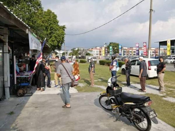 Loy Sian turut memuat naik gambar pelanggan beratur panjang di hadapan gerai nasi lemak Hafizah.