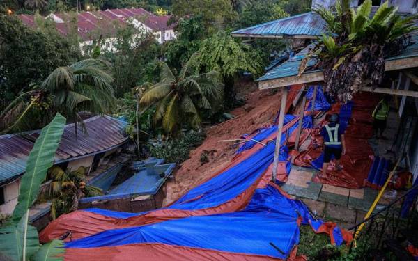 Keadaan lokasi sekitar kejadian tanah runtuh di bahagian belakang sebuah kediaman yang terjejas dalam kejadian tanah runtuh di Jalan Kemensah Height. - Foto Bernama