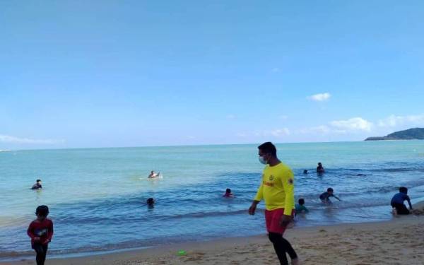 Pasukan Penyelamat Pantai bukan sahaja bersiap siaga dari segi aspek keselamatan malah turut membantu mengekang penularan Covid-19.