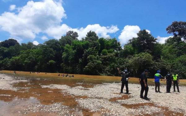 Muhammed Rizal bersama pasukan pemantau IPD Kuantan menjalankan pemantauan di kawasan peranginan Pasir Puteri, Sungai Lembing pada Ahad.