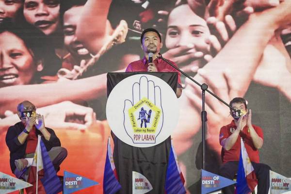 Pacquiao (tengah) ketika berucap pada persidangan parti PDP-Laban di Manila pada Ahad. - Foto: AFP