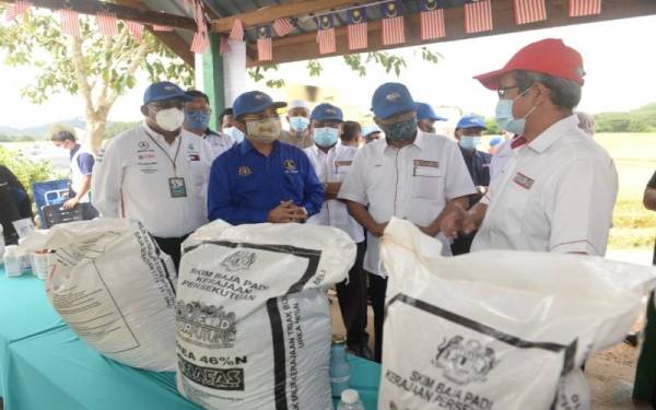 Nik Muhammad Zawawi (depan dua kiri) turun padang ke Kampung Nam Dam pada Ahad.