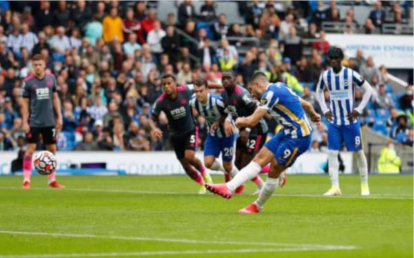 Maupay menyempurnakan sepakan penalti pada perlawanan berkenaan. - Foto Shutterstock