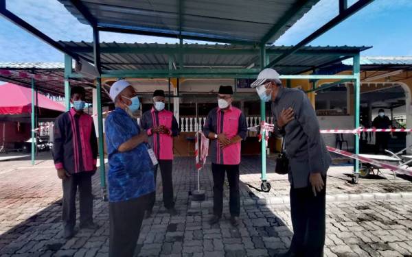 Lelaki terbabit (depan dari kanan) memohon maaf kepada petugas SOP masjid, Adzmi Mahamud, 66, (depan dari kiri ) pada sidang akhbar di Seremban pada Isnin, Turut kelihatan, Zulkifli (dua dari kanan).