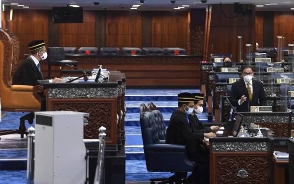 Ketua Pembangkang Datuk Seri Anwar Ibrahim yang juga Ahli Parlimen Port Dickson ketika sesi soal lisan pada Mesyuarat Penggal Keempat, Parlimen ke-14 di Bangunan Parlimen hari ini. - Bernama