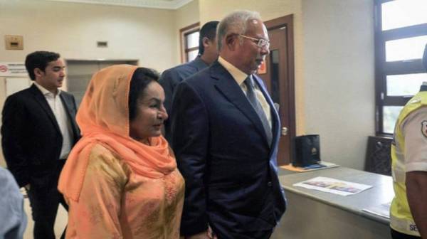 JR Deepak Jaikishan dan dua lagi gagal hidupkan saman terhadap Najib (kanan) dan Rosmah serta Abdul Azeez. - Foto Bernama