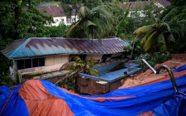 Keadaan lokasi sekitar kejadian tanah runtuh di bahagian belakang sebuah kediaman di Jalan Kemensah Height. - Foto Bernama