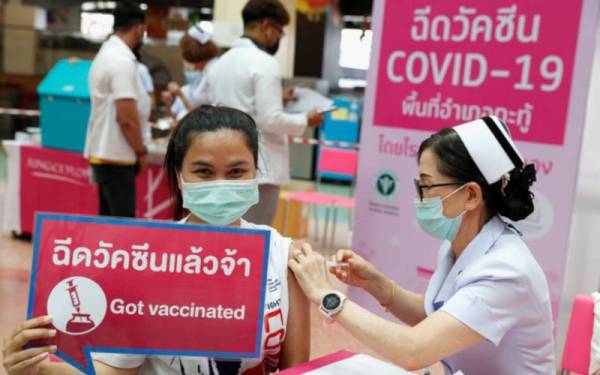 Pihak berkuasa kesihatan Thailand akan tingkatkan ujian saringan besar-besaran di Phuket minggu ini untuk kurangkan jangkitan Covid-19 yang meningkat di pulau peranginan itu. - Foto Reuters