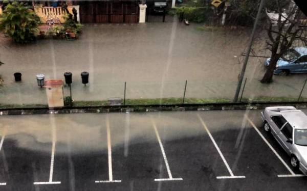 Keadaan air yang melimpah memasuki rumah penduduk Taman Harmoni ketika hujan lebat pada Sabtu lalu