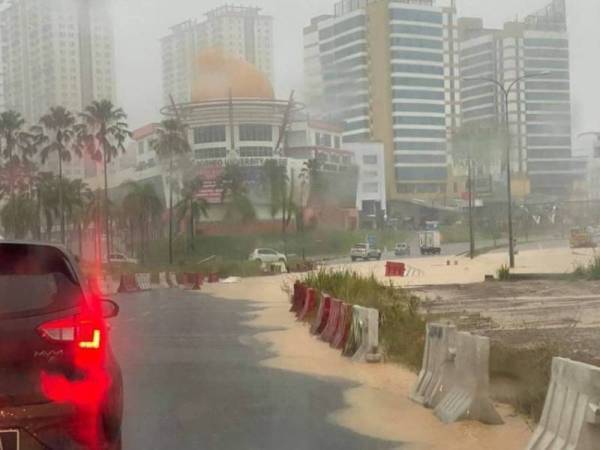 Hujan lebat berterusan bermula awal pagi Selasa sehingga kini telah mengakibatkan banjir kilat di beberapa kawasan di daerah Kota Kinabalu, Penampang dan Tuaran. - Gambar hiasan 