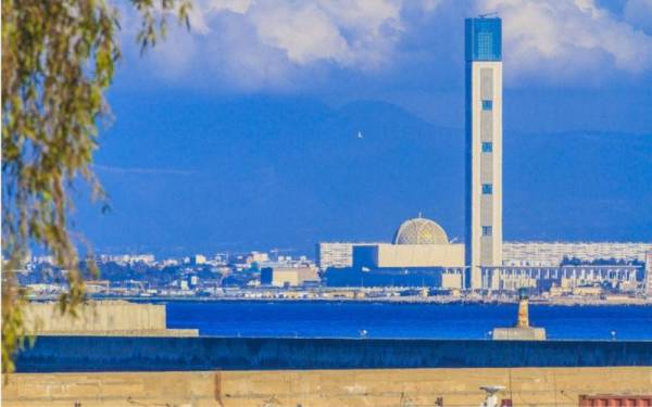 Masjid Agung Algiers yang mempunyai menara masjid tertinggi di di dunia. - Foto Dreamstime.com