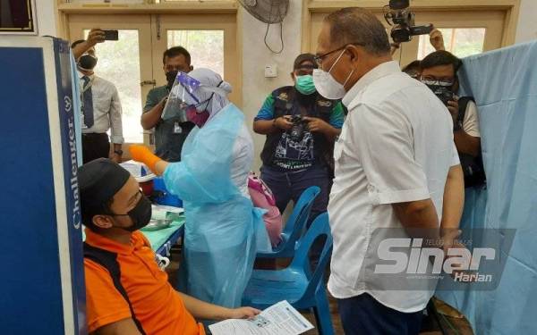 Wan Rosdy melakukan tinjauan pemberian vaksin Covid-19 kepada pelajar berumur 16 dan 17 tahun di Sekolah Menengah Kebangsaan Bukit Rangin pada Selasa.