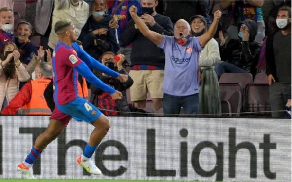 Araujo meraikan jaringan penyamaan Barcelona ketika melayan kunjungan Granada di Camp Nou. FOTO: AFP