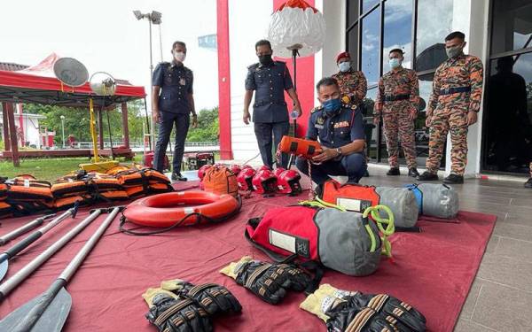 Azmi menunjukkan peralatan yang digunakan dalam operasi menyelamat sebagai persediaan menghadapi banjir.