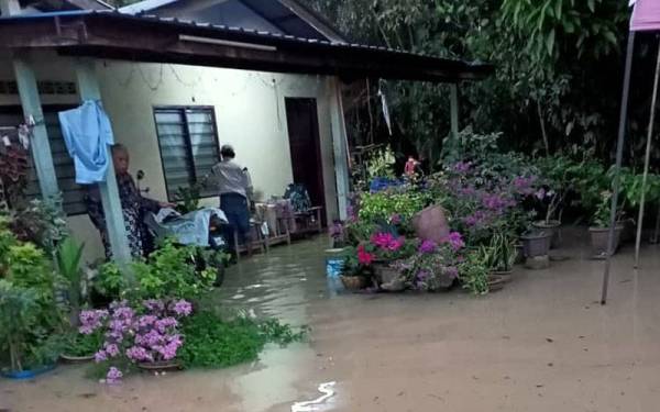 Keadaan sebuah rumah penduduk dinaiki air di Kampung Tanjong Siam di sini pada Selasa.