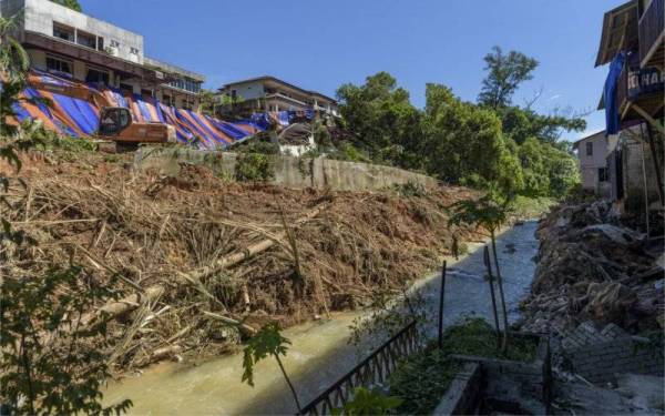 Keadaan di bahagian belakang sebuah kediaman yang terjejas dalam kejadian tanah runtuh di Jalan Kemensah Heights, Jumaat lepas. - Foto Bernama