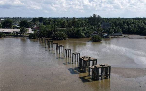 Para pengunjung dapat melihat sendiri kesan sejarah menerusi pacakan beberapa tiang konkrit yang bermula dari pesisir pantai hingga ke tengah laut.  - Foto Bernama