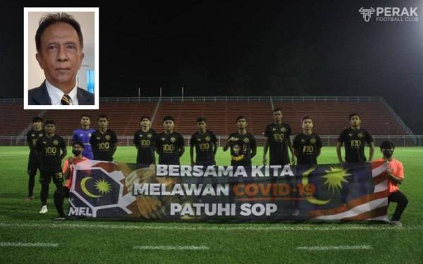 Perak FC II sebelum perlawanan terakhir Liga Premier menentang Kuching City di Stadium Majlis Perbandaran Pasir Gudang. - Foto Perak FC. (Gambar kecil: Abdul Aziz)