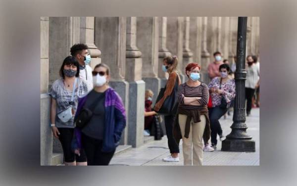 Orang ramai dilihat beratur di hadapan Teater Colon di Buenos Aires untuk melakukan ujian saringan Covid-19. - Foto Reuters