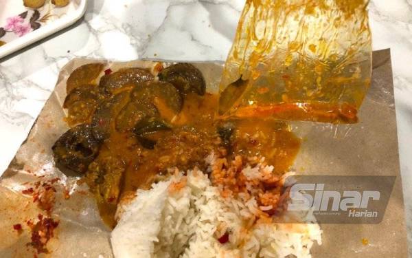 Plastik kecil gulai berisi lapan hirisan asam keping dibeli di sebuah gerai di Kota Bharu pada Isnin. - Foto Sinar Harian