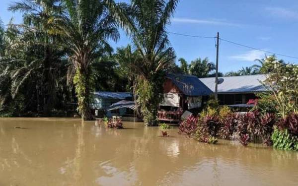 Rumah penduduk dinaiki air dalam kejadian banjir yang melanda daerah Kuala Selangor sejak Sabtu.