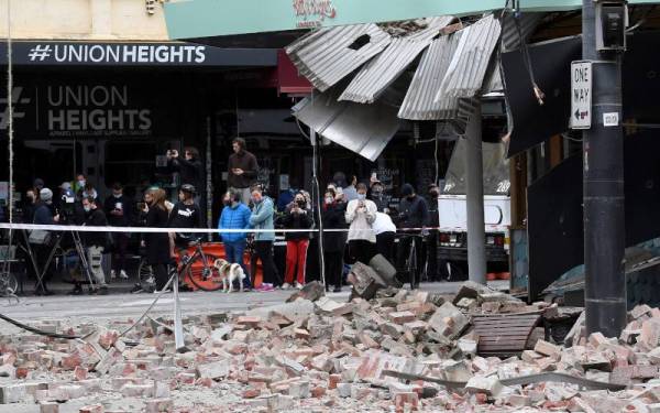 Penduduk yang panik berkumpul berhampiran lokasi sisa runtuhan struktur di Chappel Street di Melbourne pada Rabu. - Foto AFP