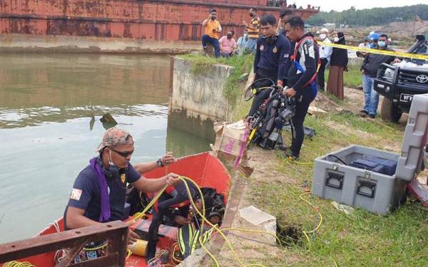 Anggota bomba dan pasukan penyelam bersiap sedia sebelum memulakan misi menyelamat di Jeti Mados Kampung Air Putih, Kota Tinggi pada pagi Rabu.